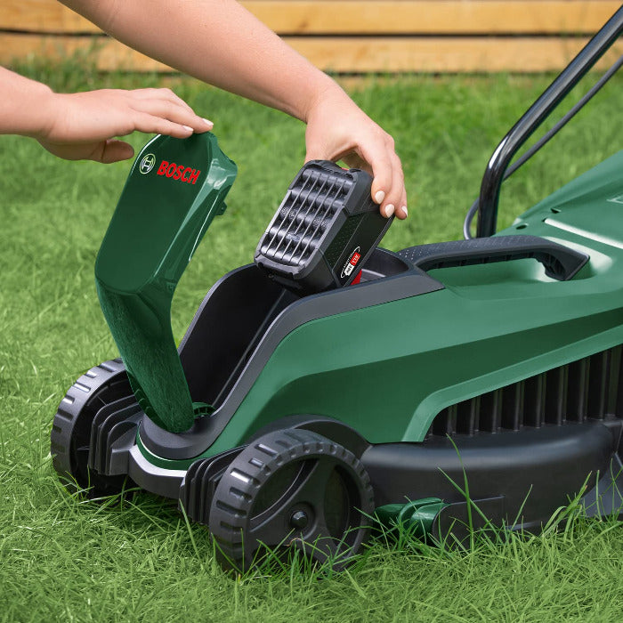 Bosch EasyMower 18V-32-200 akumulatora zāles pļāvējs | Nelieliem zālieniem un ērtai pļaušanai