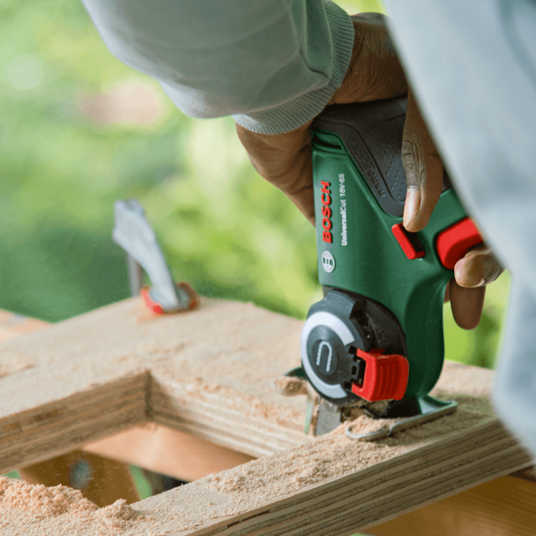 Akumulatora mikroķēdes zāģis BOSCH UniversalCut 18V-65 - 1x2,5Ah akumulators, lādētājs